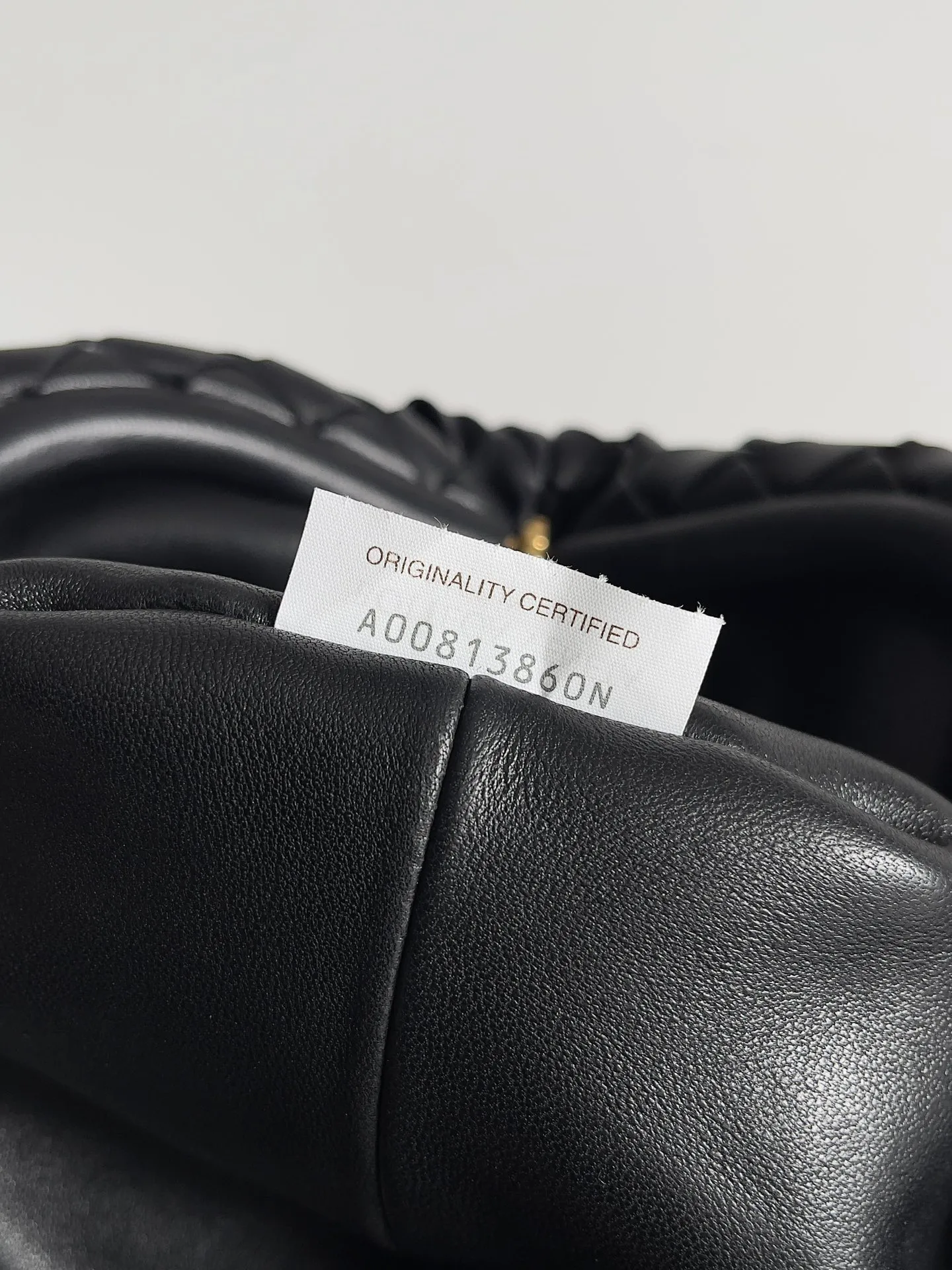 Batch 2260 BOTTEGA VENETA Lady's LAUREN CLUTCH Chain Clutch was inspired by 40 years ago. It is a perfect fusion of classic and modern bags. It is effortless and fashionable for any occasion and at any time. The newly added detachable metal chain allows people to have more ways to carry it. It is grand and elegant. Style No.: 785807 Size: 31.5*16.5*11cm